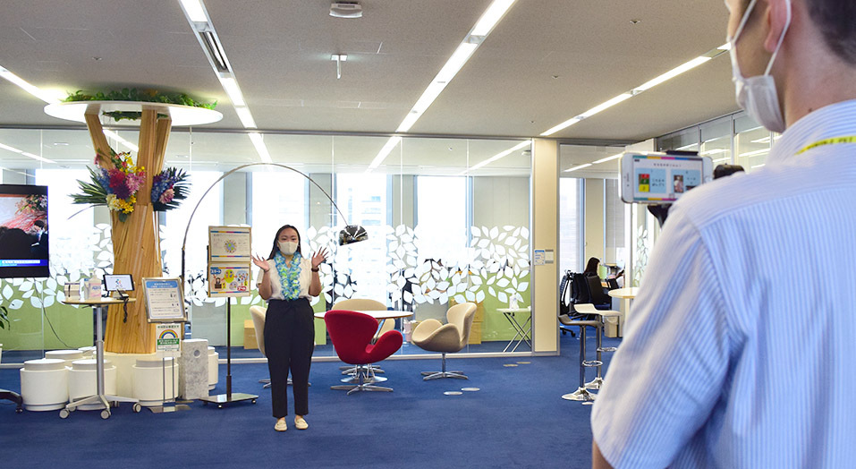 エントランスでWelcomeスピーチ