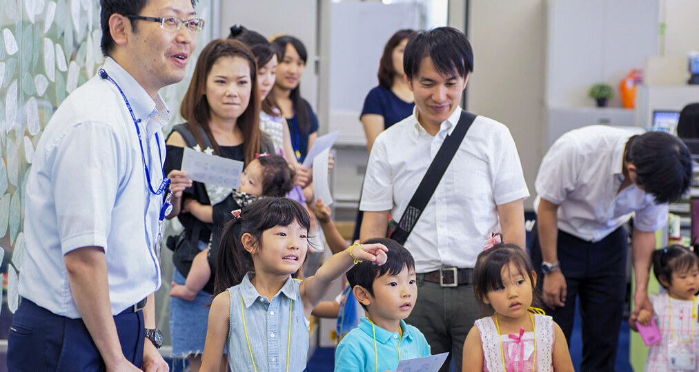 スタンプラリーで社内を探検する子どもたち