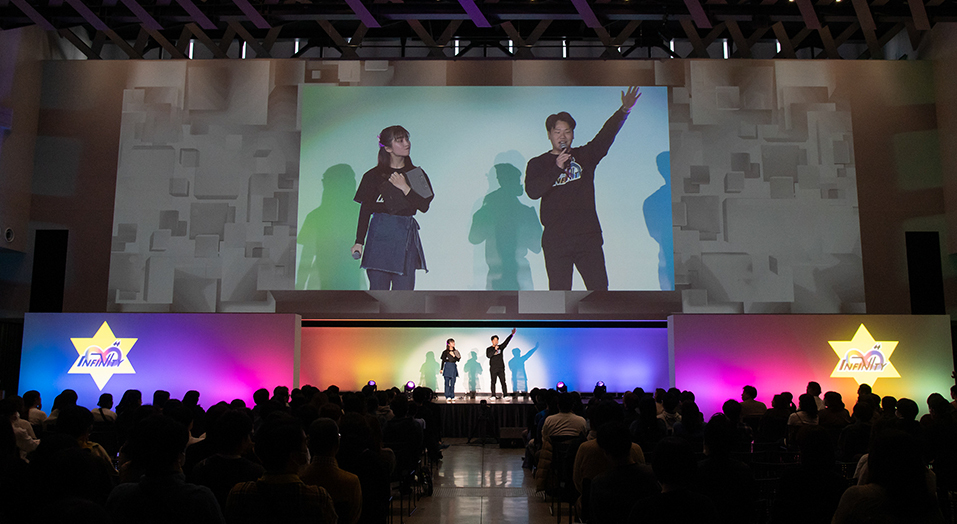 会場の大きさをフル活用し、照明・映像による動きのあるビジュアル演出。