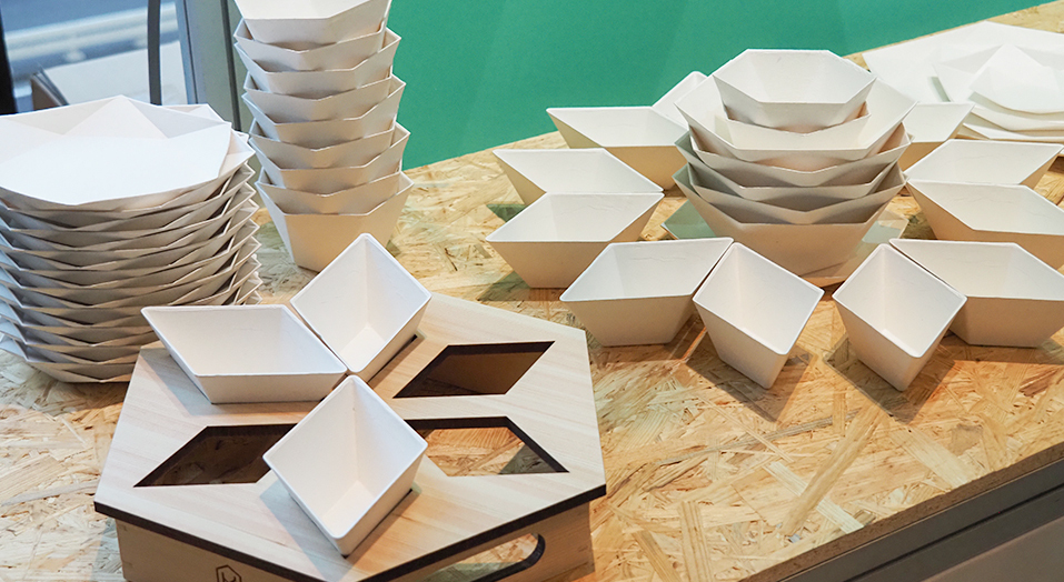 麻＋国際森林認証のパルプ紙容器を使用<br />
容器は全て回収し、トイレットペーパーにリサイクル